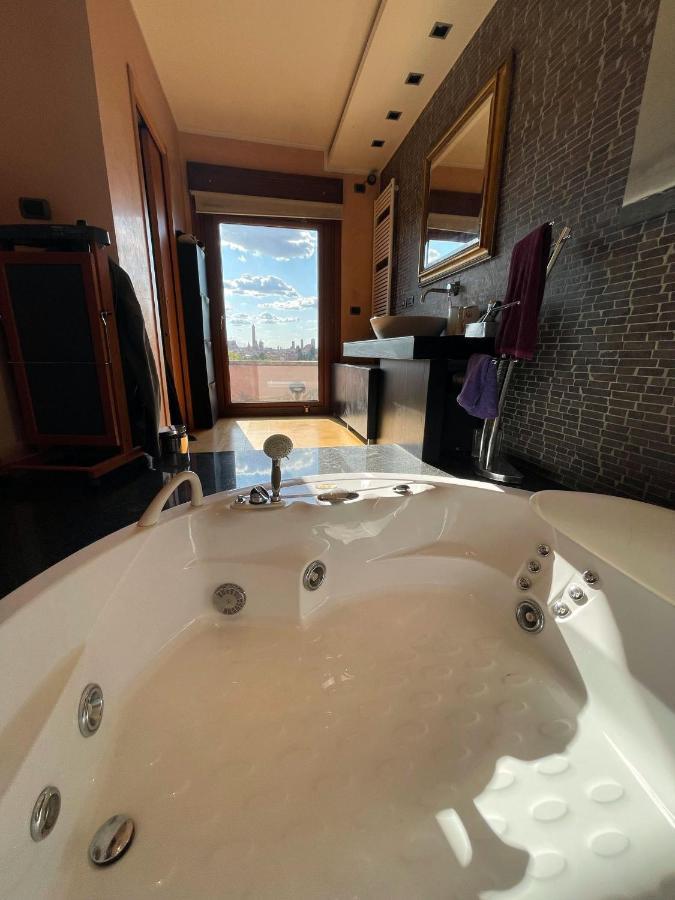 Attico Con Vista Spettacolare E Jacuzzi Appartement Bologna Buitenkant foto