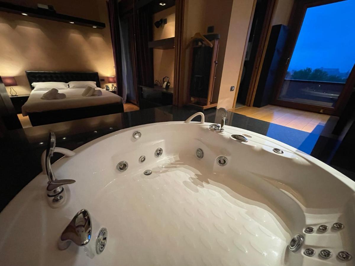 Attico Con Vista Spettacolare E Jacuzzi Appartement Bologna Buitenkant foto